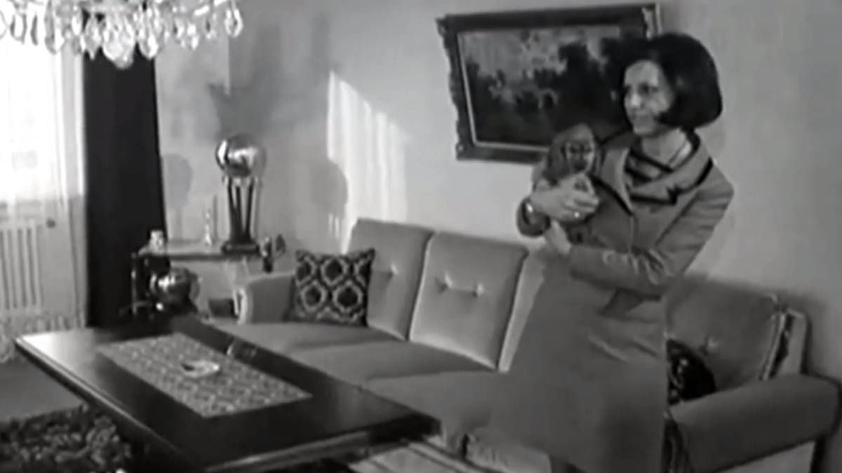 Stolz präsentiert sie in einer Fernsehsendung das Wohnzimmer ihrer schicken neuen Bleibe. Im Hintergrund steht der Pokal für Deutschlands Fußballer des Jahres, den sie aber "eigentlich in den Keller räumen möchte"