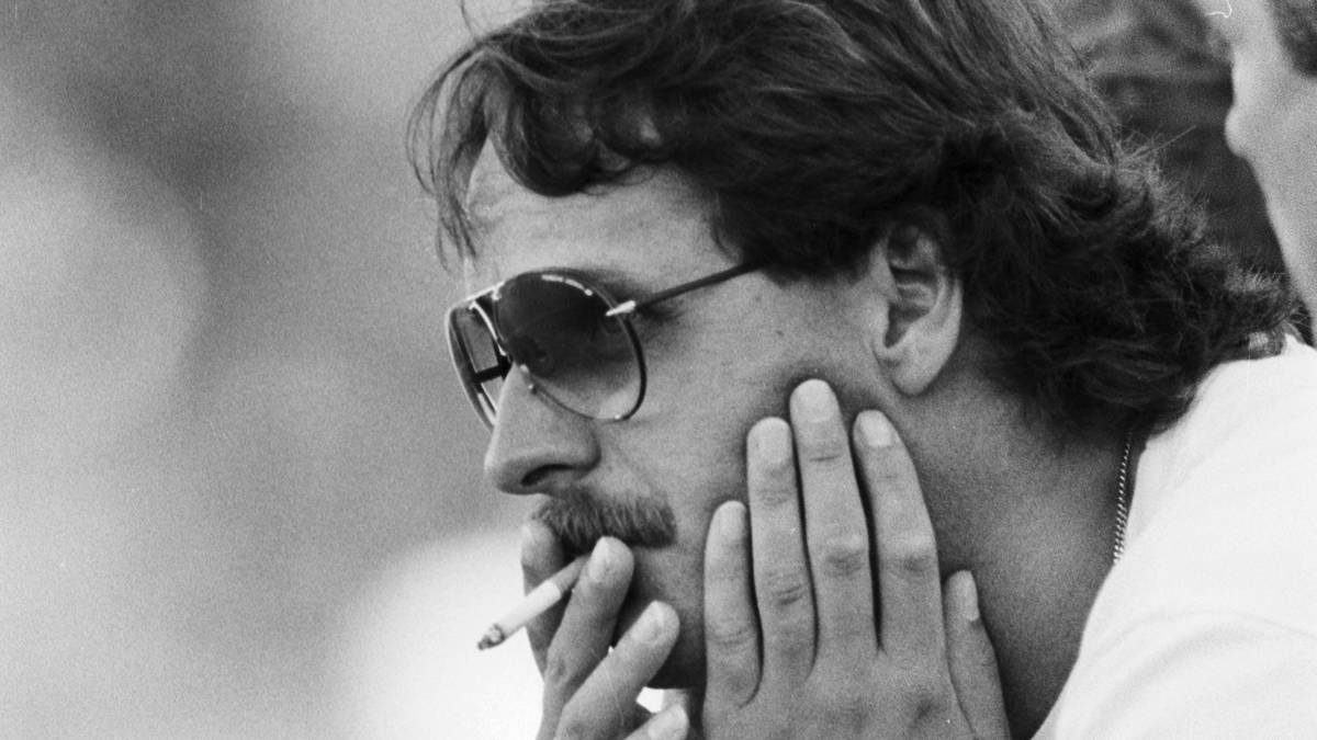 Neururer war früher leidenschaftlicher Raucher. "Ich stecke mir 20 Minuten vor dem Anpfiff eine Filterzigarette an und qualme die nächste erst nach dem Schlußpfiff", sagte er einmal