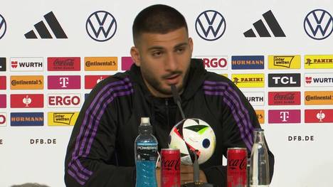 Nationalspieler Deniz Undav schießt auf der DFB-Pressekonferenz gegen Baden-Württemberg und deren Sprache.
