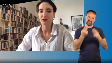In den Home Stories spricht Kim Moquenco mit der Journalistin und Autorin Denise Linke über Isolation und einen Jobneustart zu Corona Zeiten. Mit dem Schüler Yannik Andricek spricht Moquenco über seine Rückkehr in den neu gestalteten Schulalltag in einer Inklusionsschule. Außerdem spricht sie mit Nia Lan, einer Risikopatientin und Bloggerin, über ihren stark eingeschränkten Alltag.