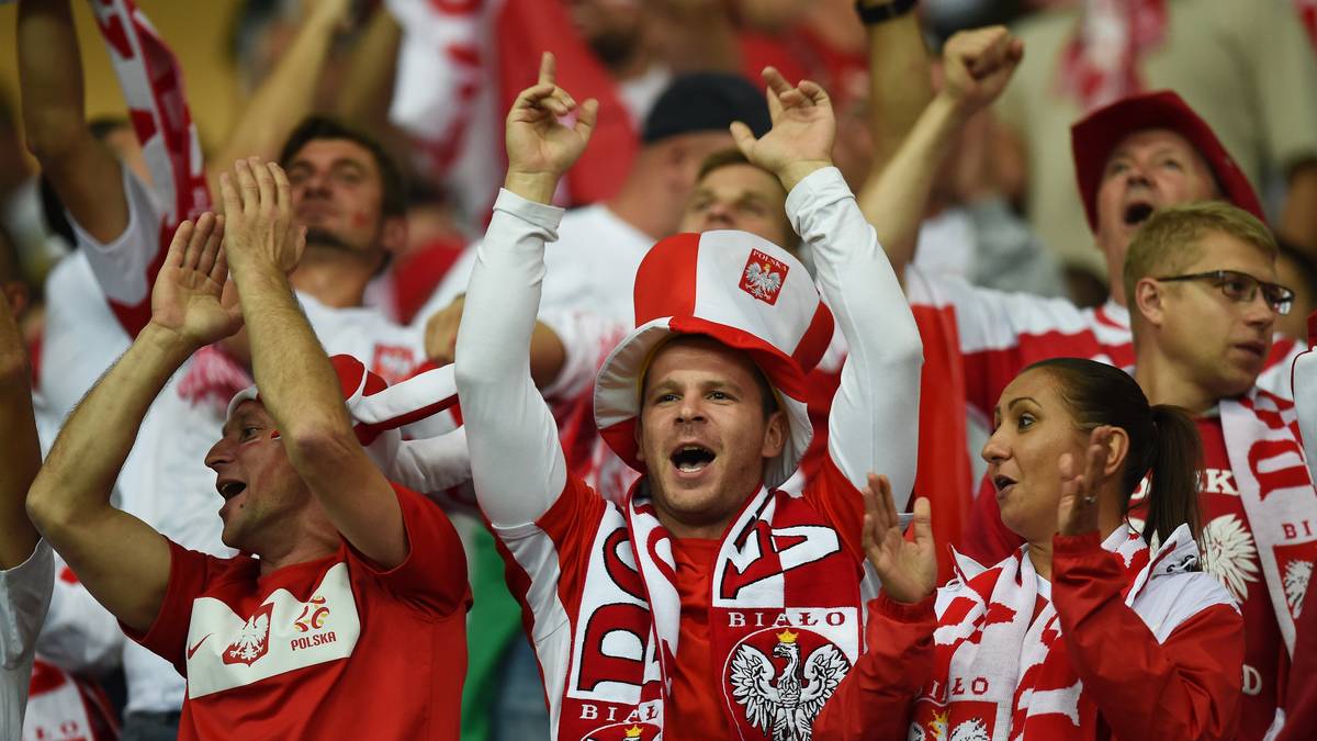 Die polnischen Fans freut's. Auf einmal sind ihre Farben im Aufwind
