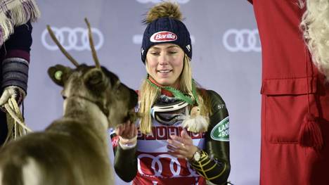 Ski-Star Mikaela Shiffrin liebkost "Ingemar" bei der Siegerehrung in Levi 