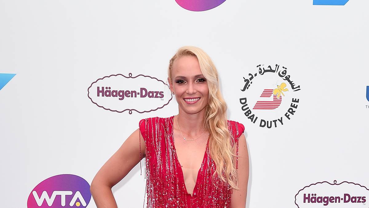 Eigentlich ist der Dresscode in Wimbledon weiß - Donna Vekic, die Freundin von Stan Wawrinka, zeigt jedoch, dass ihr auch Rot bestens steht