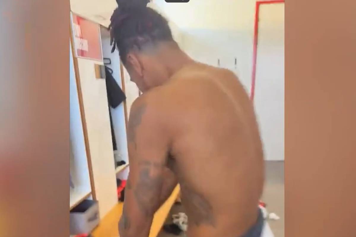 Sacha Boey hat seinen Spaß, indem er seinen Teamkollegen Michael Olise in den Mittelpunkt seiner Snapchat-Stories stellt. Der findet das eher weniger lustig.