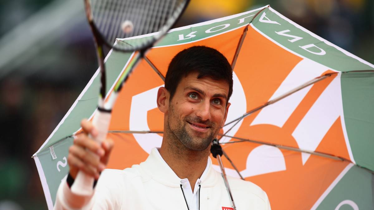 Ganz anders Novak Djokovic. Der Serbe mit Schirm, Charme und Schläger auf dem Platz. Humor ist, wenn man trotzdem lacht