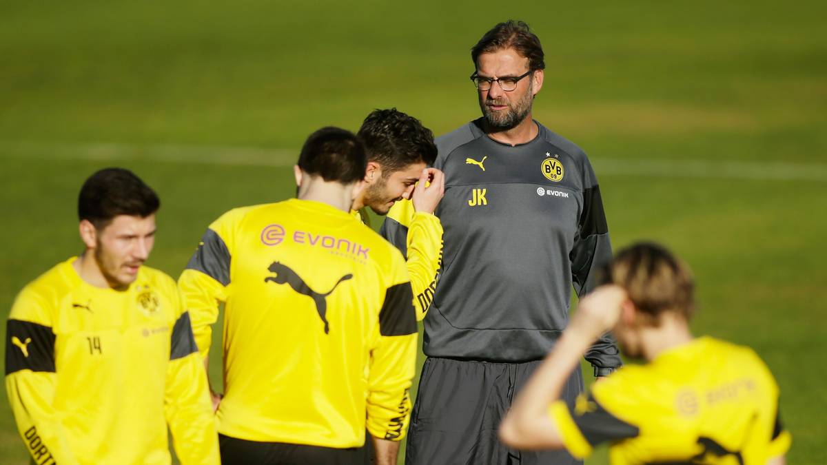 Jürgen Klopp trommelt seine Truppe am Tag nach der Anreise zur ersten Einheit am Morgen zusammen