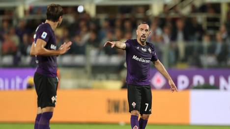 FLORENCE, ITALY - SEPTEMBER 25: Frank Ribery of ACF Fiorentina gestures during the Serie A match between ACF Fiorentina and UC Sampdoria at Stadio Artemio Franchi on September 25, 2019 in Florence, Italy.  (Photo by Gabriele Maltinti/Getty Images)