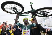 Biniam Girmay feiert auf der achten Etappe der diesjährigen Tour de France seinen zweiten Tagessieg. Der Eritreer hat danach eine emotionale Botschaft.