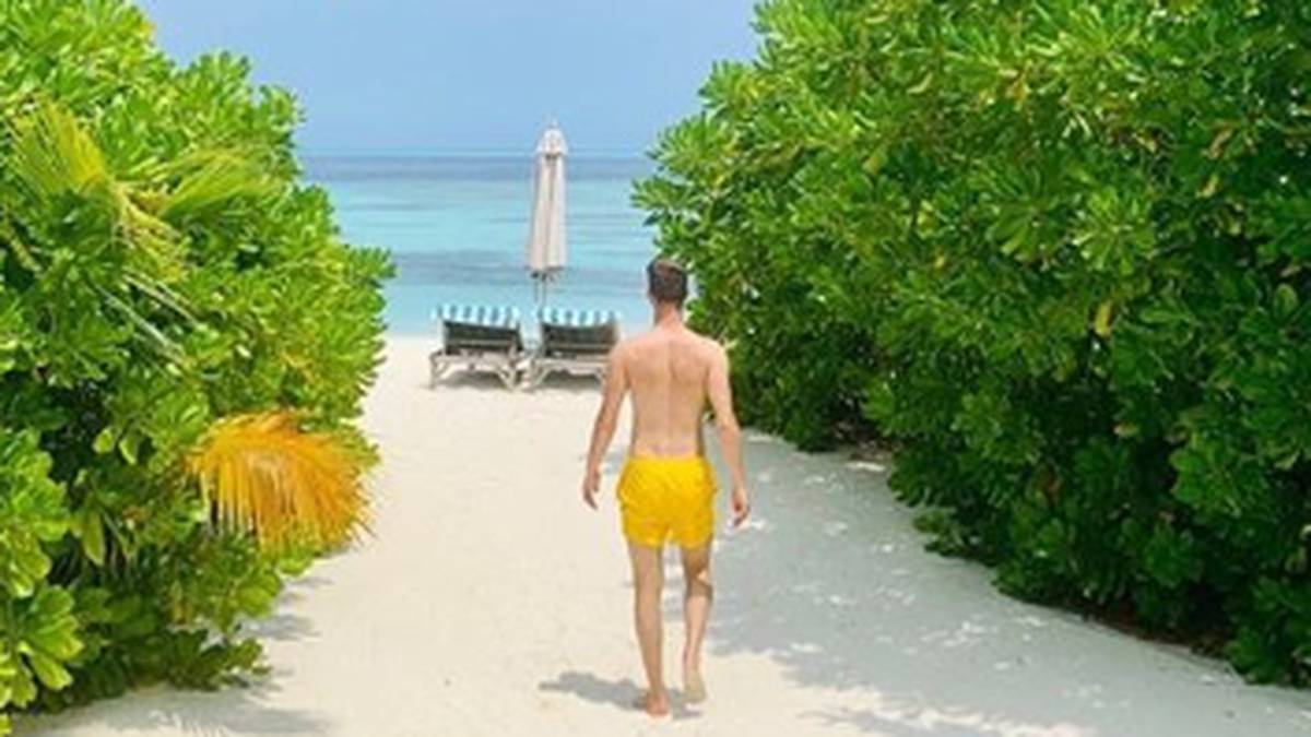 Janik Haberer nutzt die Sommerpause, um entspannt am Meer Urlaub zu machen. Der Freiburger präsentiert seinen Follower auf Instagram die traumhafte Aussicht und seine gelbe Badehose. Doch für wen ist die zweite Liege am Strand?