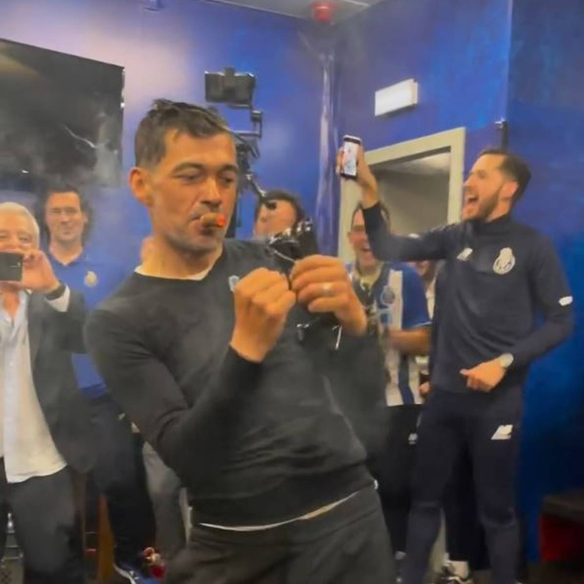 Zigarre und Gaga-Tanz: Portos Meistertrainer geht viral
