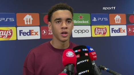 Jamal Musiala kehrt gegen Manchester United in die Startelf des FC Bayern zurück. Anschließend verrät er, wie er das Zusammenspiel mit Leroy Sané und Harry Kane wahrnimmt.