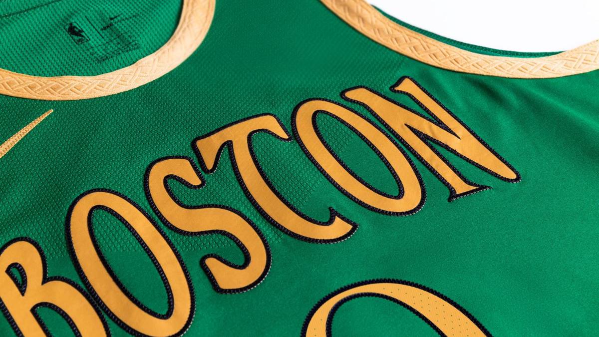 BOSTON CELTICS: Traditionell ehrt das Trikot der Kelten - mit grünem Hintergrund und gälisch inspirierten Nummern und Buchstaben sowie keltischen, von Knoten inspirierten Details - die Wurzeln der Stadt 