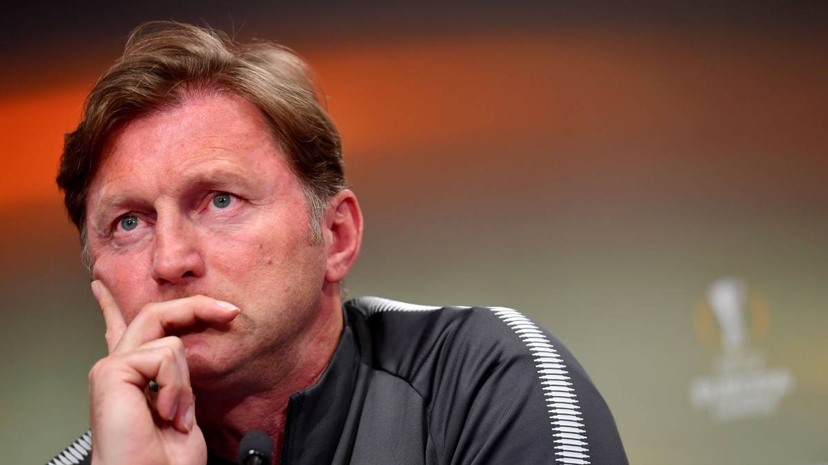 Angesichts dessen, dass der 51-Jährige seit Sommer ohne Job ist, hat sich daran nichts geändert. Zudem besitzt er ein ähnliches Profil wie Niko Kovac, hat noch nie einen Titel gewonnen und könnte daher ebenfalls ein Autoritätsproblem in der Mannschaft bekommen