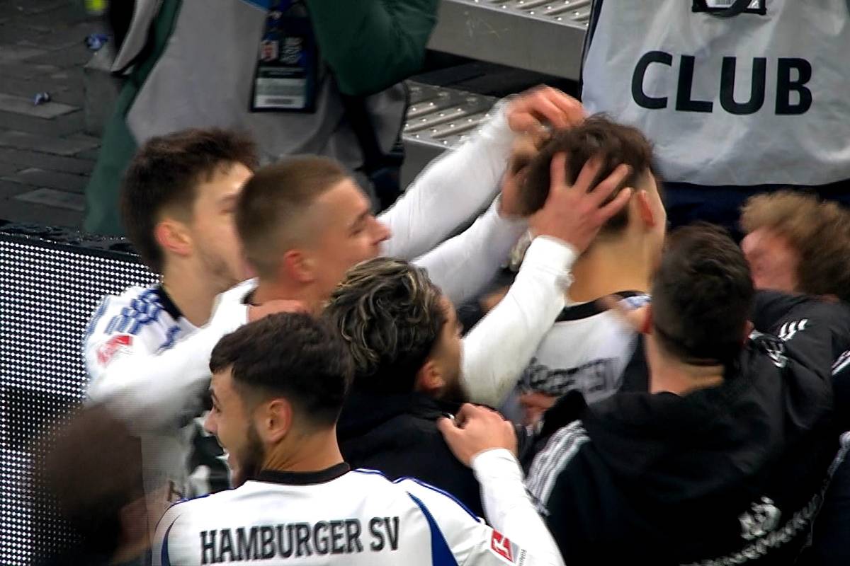 Es ist ein Fußballmärchen für den 17-Jährigen Otto Stange vom HSV. Vom Balljungen zum Tor-Debüt bei den Profis - der Stürmer lebt seinen Traum. 