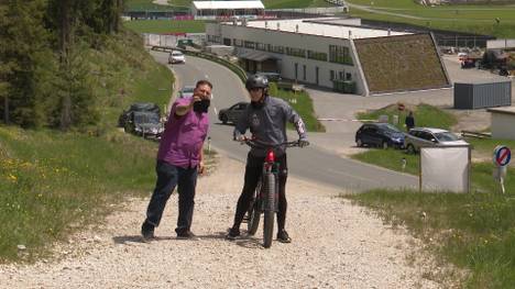 Einen Tag nach dem 1:1 im Testspiel gegen Dänemark ist bei der DFB-Elf Regeneration angesagt. Joachim Löw macht einen Fan glücklich, Goretzka und Can beginnen nach Verletzung mit ihrem Training.