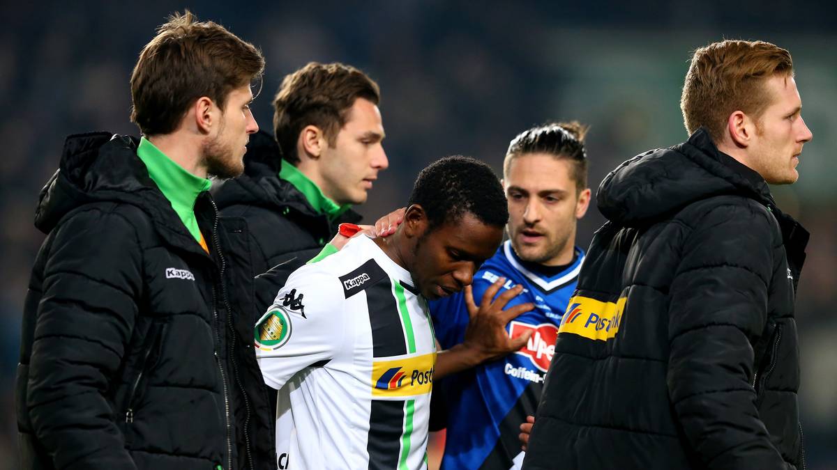 Fehlschütze: Borussia Mönchengladbachs Ibrahima Traore braucht Trost nach seinem verschossenen Elfmeter