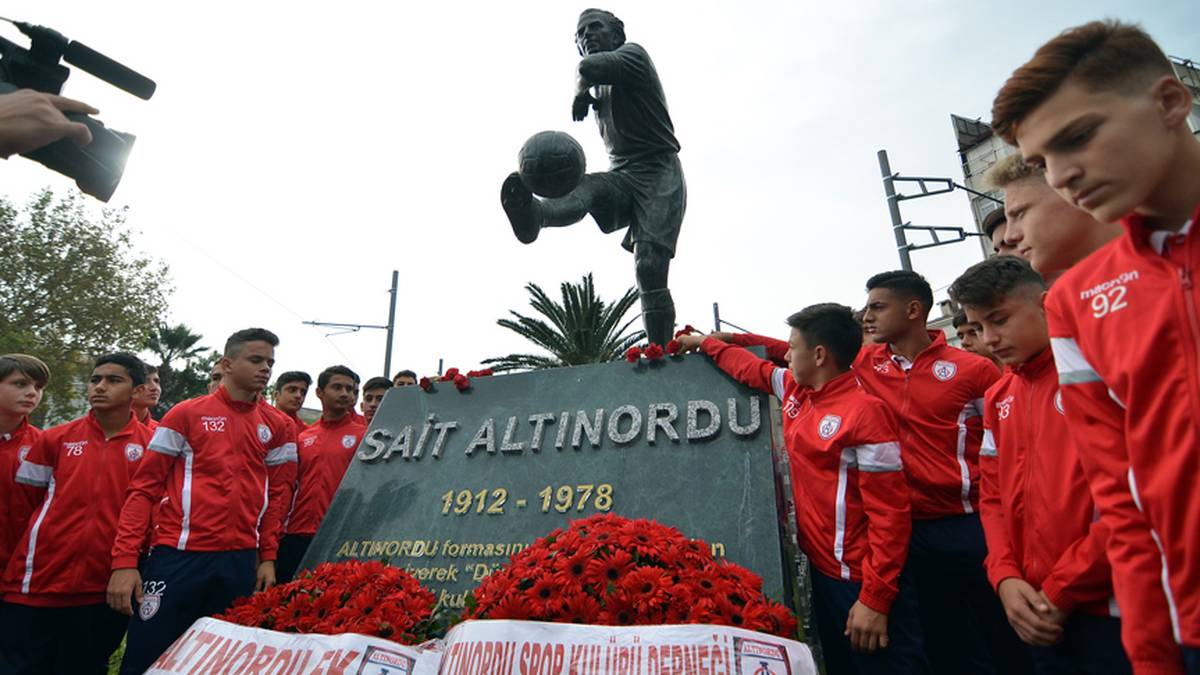 27 JAHRE: Sait Altinordu - Altinordu Izmir (1929 - 1956): Altinordu war ein türkischer Fußballer, der 27 Jahre für den heutigen Zweitligisten Altinordu Izmir spielte. Diese Marke ist bis heute Weltrekord im Fußball und sucht ihresgleichen. Der Türke taufte sogar seinen Nachnamen auf seinen Klub