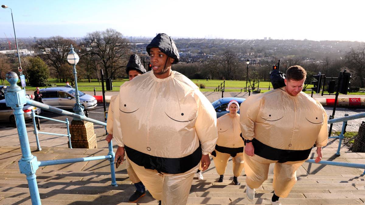 Als Sumo-Ringer wäre es im typischen Outfit wohl etwas kalt im Ally Pally. Das hält diese Fans aber nicht davon ab, sich trotzdem so zu verkleiden - nur eben ohne nackte Haut
