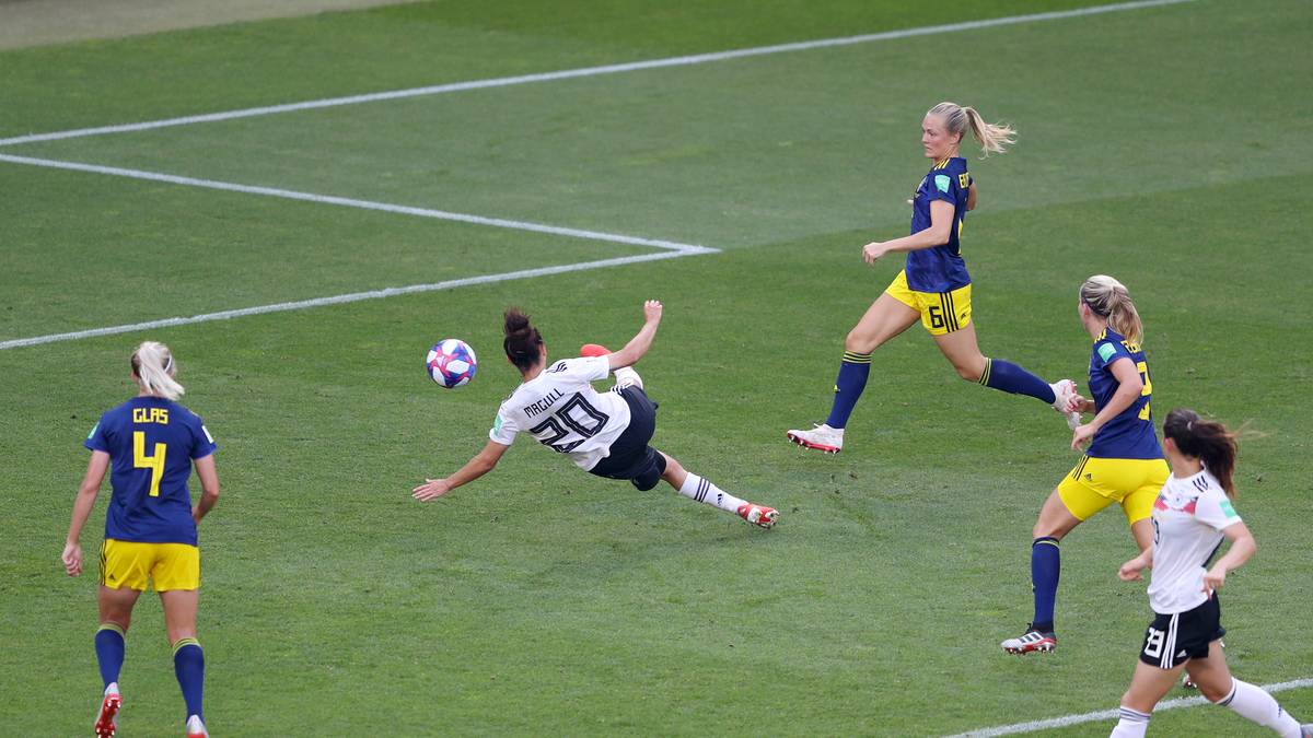 LINA MAGULL: Sehr offensiver Beginn, lief die Schwedinnen sofort gut an. Nahm einen Traumpass von Däbritz, mit dem Rücken zum Tor stehend, an und verwandelte per Seitfallzieher sehenswert zum 1:0. Verrannte sich dann oft und verlor zu viele Bälle, wurde aber auch oft durch Fouls gestoppt. SPORT1-Note: 2,5