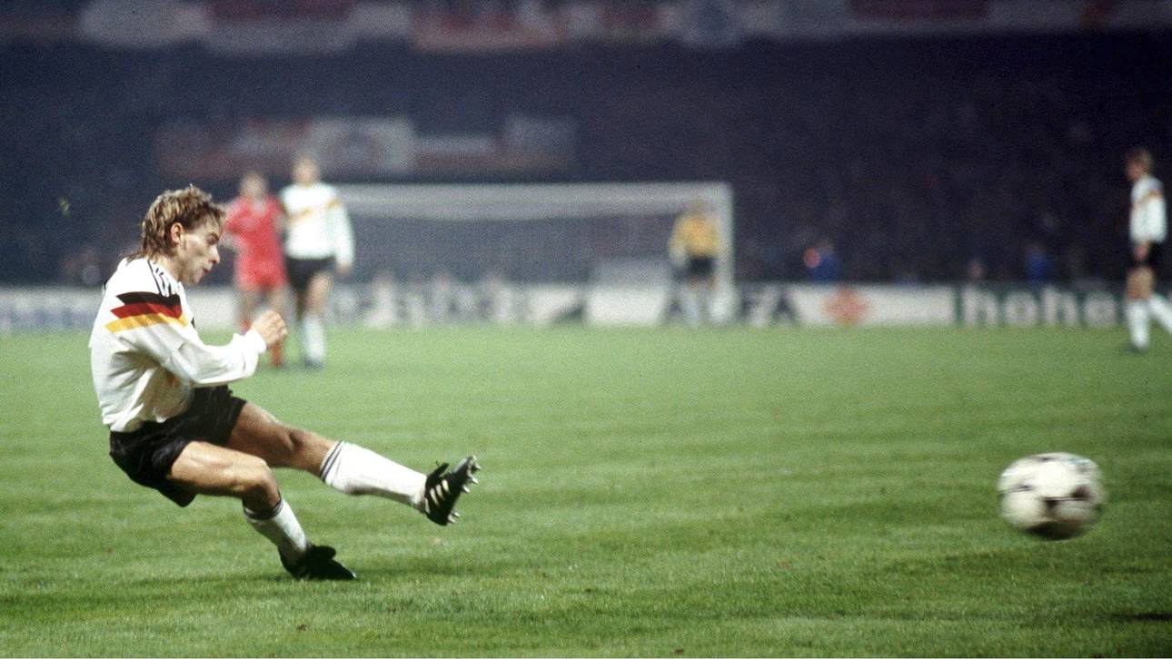 FUSSBALL: LAENDERSPIEL DEUTSCHLAND - WALES 2:1 im alles entscheidenden Spiel gegen Wales sorgte Thomas Häßler in der 48. Minute für den wichtigen 2:1-Siegtreffer