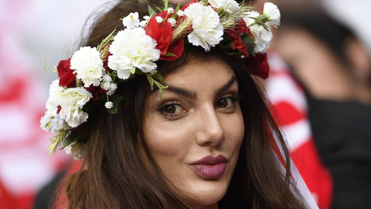 Die Polen bringen gleich eine ganze Mannschaft an Blickfängen mit ins Stadion. Beliebtestes  Accessoire bei den Damen: Der Kopfschmuck aus Blüten