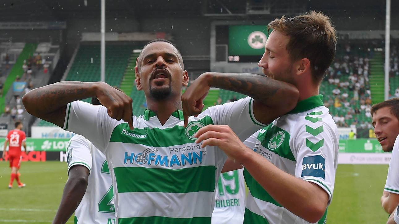 Nach harter Zeit: Fürths Neuer feiert