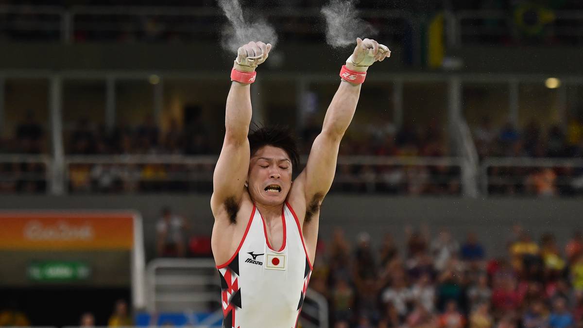 Abgerutscht: Mitfavorit Kohei Uchimura bekommt die Reckstange nicht zu fassen und verpasst das Finale