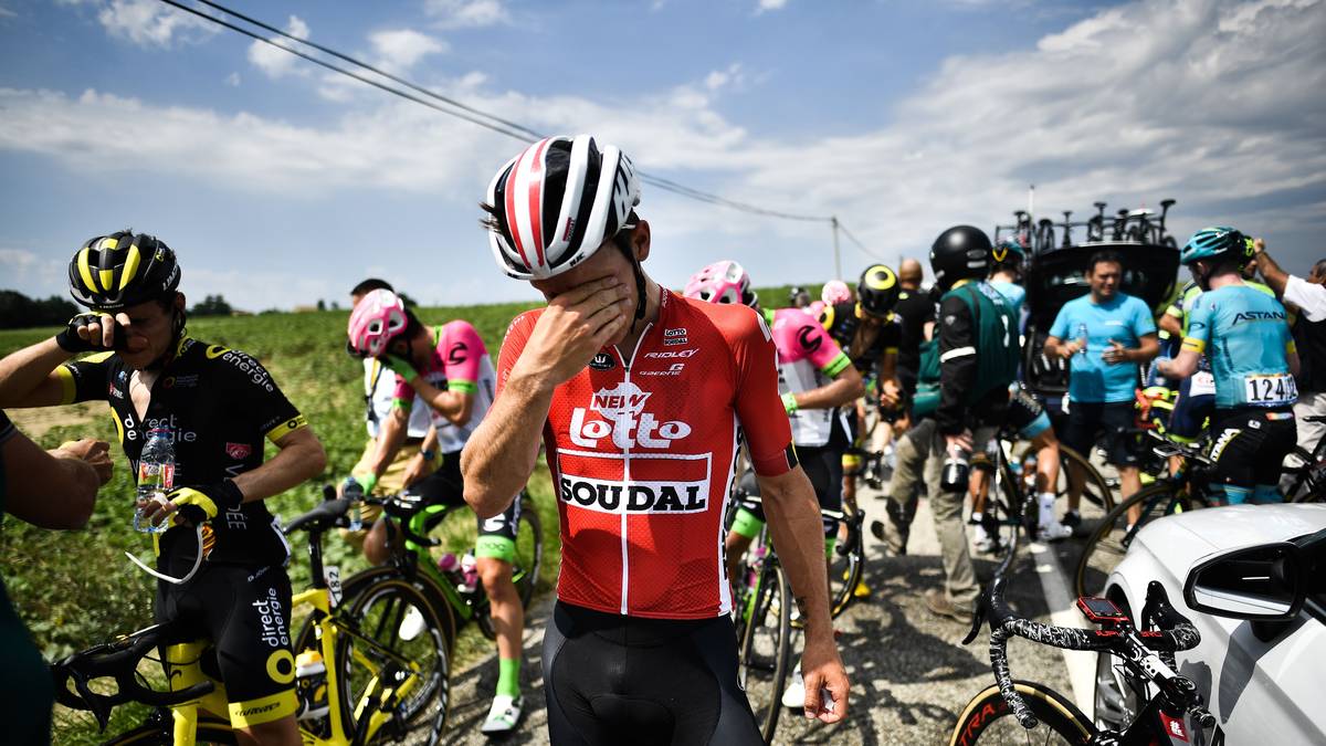 Zahlreiche Fahrer müssen vom Rad steigen, leiden sichtlich unter den Chemikalien, die ihnen ins Auge wehen, und müssen behandelt werden