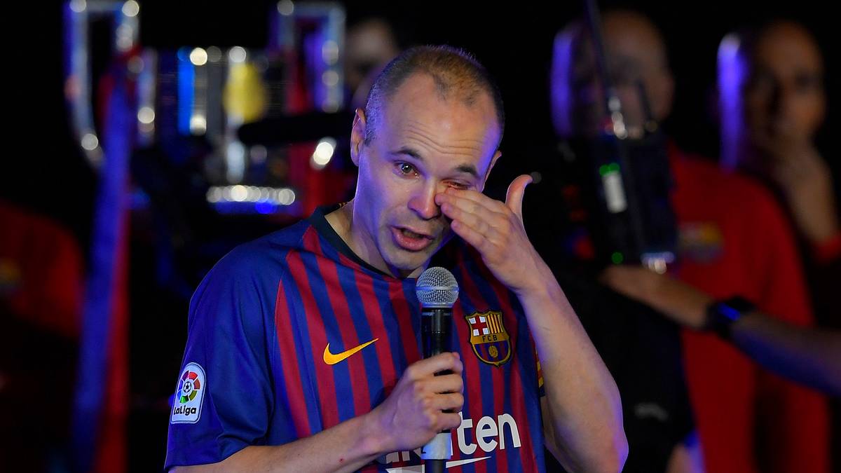 Und dann wird es emotional. Mit Tränen in den Augen spricht der Routinier zu den Fans und seinen Mitspielern...