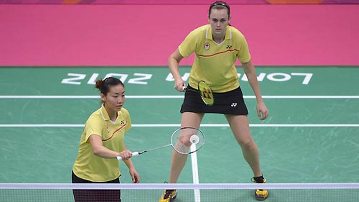 Die Gegner erstarren in Ehrfurcht, wenn die Paarung Bruce/Li aufgerufen wird. Dabei handelt es sich um die Kanadierinnen Alex Bruce (r.) und Michelle Li  