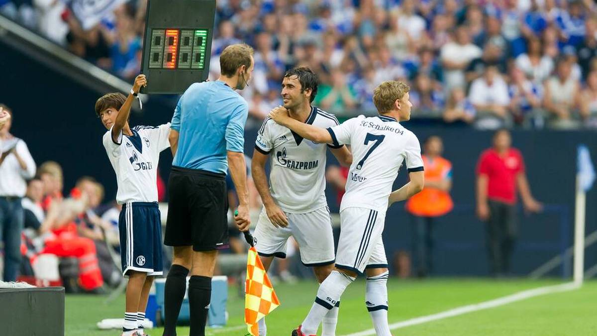 Max Meyer und Raúl beim Abschiedsspiel des Spaniers auf Schalke - Raúls Sohn hält die Auswechseltafel