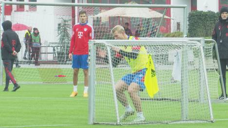 Beim öffentlichen Training des FC Bayern vergibt der Abwehrmann Matthijs de Ligt eine Mega-Chance und ärgert sich enorm über sich selbst. 