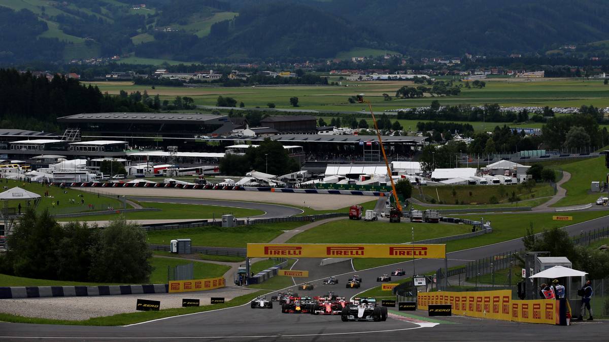 SPIELBERG/AUSTRIA,  9. Juli: Rundherum nur Bauernhöfe, Felder, Äcker und verschlafene Dörfer. Die vom Red-Bull-Mäzen finanzierte Rennstrecke hebt sich von anderen Formel-1-Standorten ab