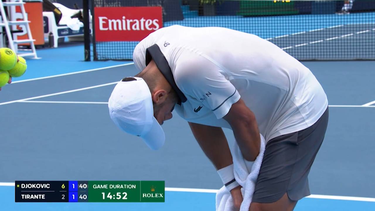 Djokovic übergibt sich mitten im Spiel - und fliegt dann raus