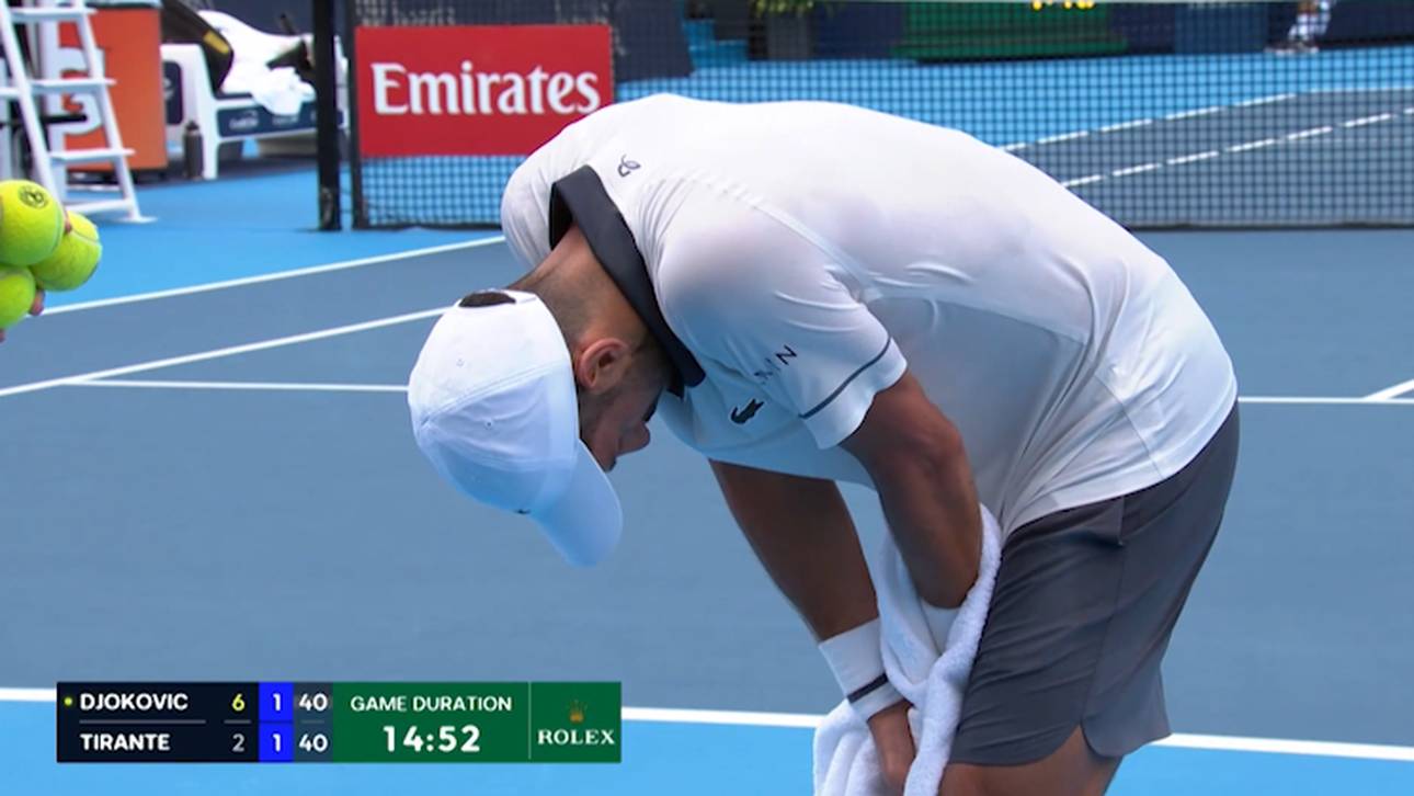 Djokovic übergibt sich mitten im Spiel – und fliegt dann raus