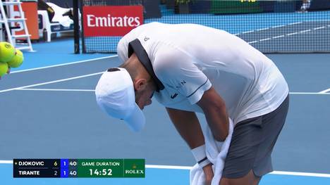 Novak Djokovic verliert trotz gewonnenem ersten Satz wegen großer körperlicher Probleme in der Hitze mit 6:2, 4:6, 4:6 gegen den Argentinier Thiago Agustín Tirante und erlebt damit einen bitteren letzten Härtetest vor den US Open.