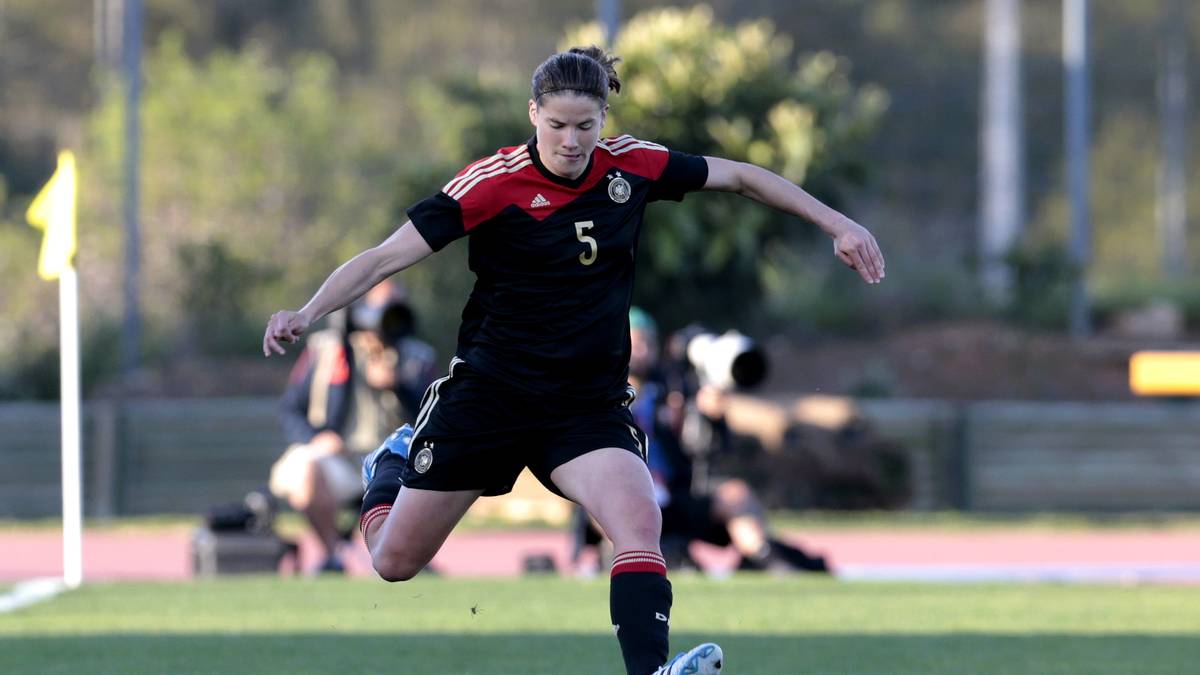 Annike Krahn (Alter: 29, Verein: Paris St. Germain, Länderspiele: 116, Tore: 5)