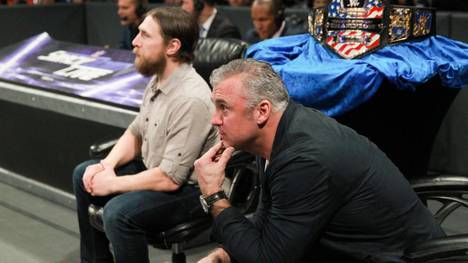 Daniel Bryan (l., mit Shane McMahon) zog bei WWE das Finale des US Title Tournament vor