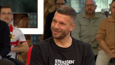 Lukas Podolski spricht im STAHLWERK Doppelpass über seine Zeit beim FC Bayern und verrät, dass auch Borussia Dortmund Interesse hatte.