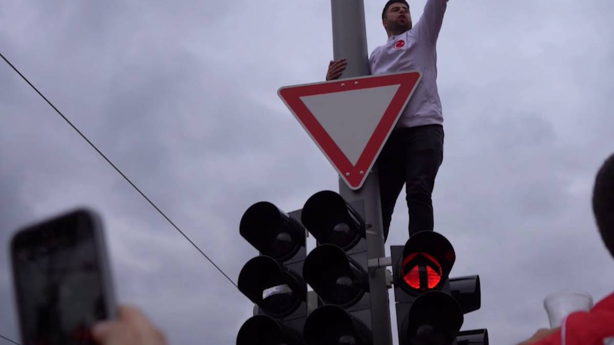 Beeindruckende Bilder: Türkei-Fans nehmen Leipzig ein