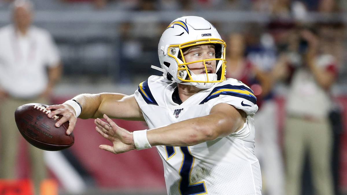 Dahinter wartet mit Easton Stick ein Rookie auf seine Chancen. Doch der 23-Jährige braucht noch Zeit, wie das Preseason-Spiel gegen die New Orleans Saints zeigte, als er mit einer Interception die Chargers-Pleite besiegelte