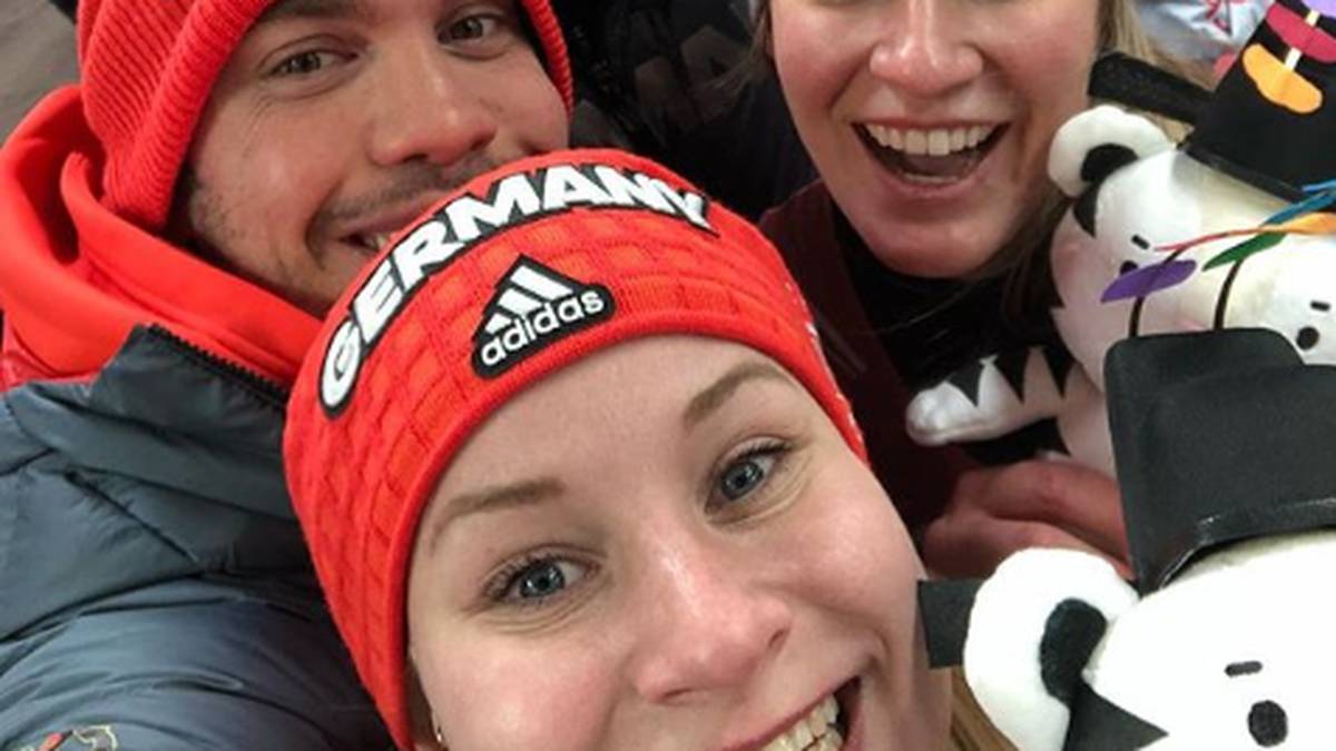 Auch die Olympiasieger von 2014 im Doppelsitzer, Tobias Wendl und Tobias Arlt, gratulieren Natalie Geisenberger und Dajana Eitberger zu Gold und Silber im Rodeln