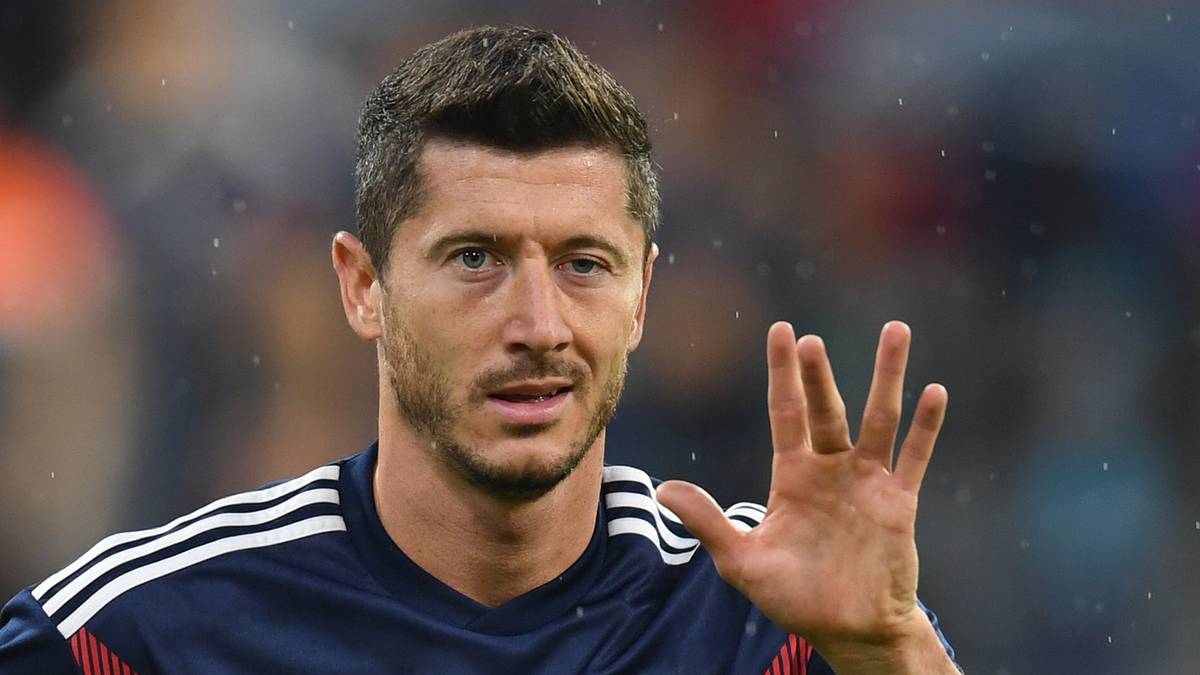 Im gleichen Atemzug versichert Lewandowski ohnehin auch: Nun sei alles wieder gut, er sei wieder überzeugt worden, gerade auch von den Fans und dem neuen Trainer Niko Kovac. Kritiker finden: Lewandowski legt sich hier eigene Wahrheit zurecht, nachdem er es nicht geschafft hat, einen Wechsel zu erzwingen