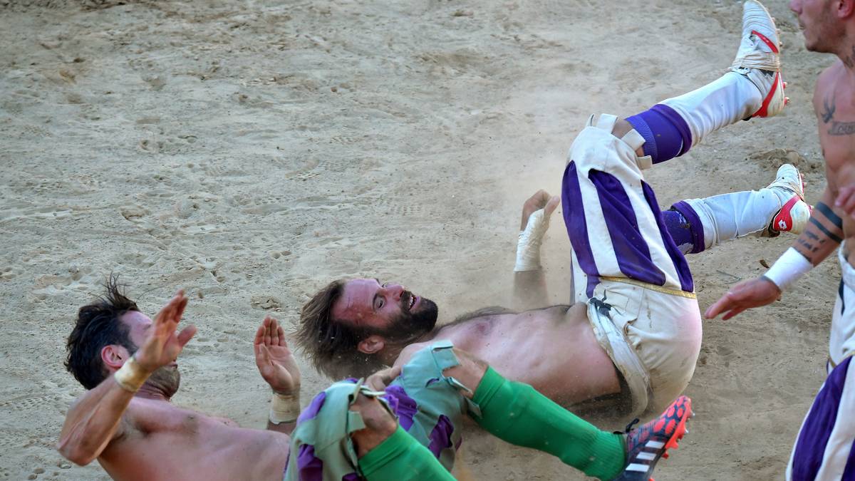 Dabei hat der Calcio Fiorentino einen historischen und kirchlichen Hintergrund. Das Spiel wird jedes Jahr am 24. Juni, dem Johannistag ausgetragen, zurückgehend auf Johannes, den Täufer, Schutzpatron der Stadt Florenz