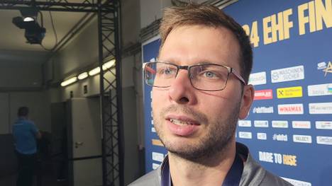 Nach der Niederlage gegen den SC Magdeburg analysiert Füchse-Trainer Jaron Siewert die Saison seiner Mannschaft und adelt sein Team. 