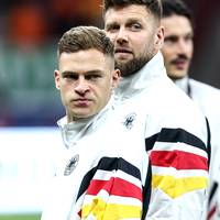 Laut einer Umfrage wünscht sich rund jeder fünfte Deutsche mehr Spieler mit weißer Hautfarbe im DFB-Team. Die Befragung löst eine Welle der Empörung aus, auch Nationalspieler Joshua Kimmich wird deutlich.