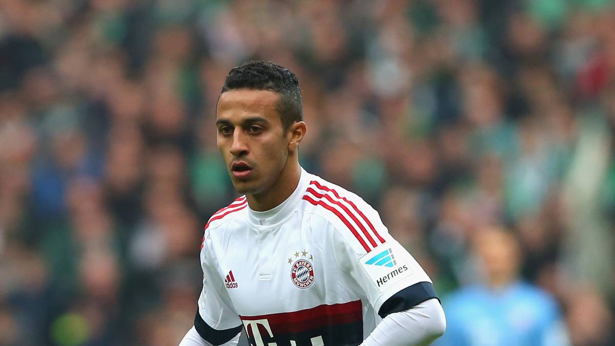 Das Hinspiel 2015/16 verläuft recht zäh. Zauberfuß Thiago entscheidet mit einem Geistesblitz die Partie: Sein feiner Pass findet Thomas Müller