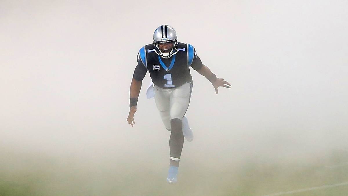 Aus dem Nebel erhebt sich Cam Newton, der Quarterback der Panthers