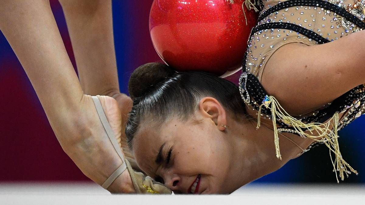 Voller Körpereinsatz ist hier an der Tagesordnung. Bleibt nur zu hoffen, dass die Russin Dina Averina zuvor auch ihre Füße gewaschen hat