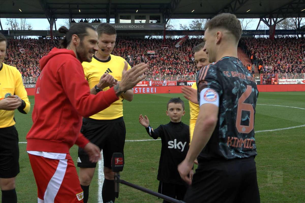 Joshua Kimmich übersieht beim Spiel gegen Union Berlin einen Einlaufjungen. Im Netz erntet der Kapitän der deutschen Nationalmannschaft für diese Aktion Häme. 